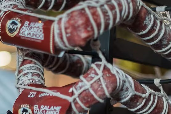 Con una tripa sintética de Oscar Dulce, La Vasquita elaboró el salame más largo de la Argentina